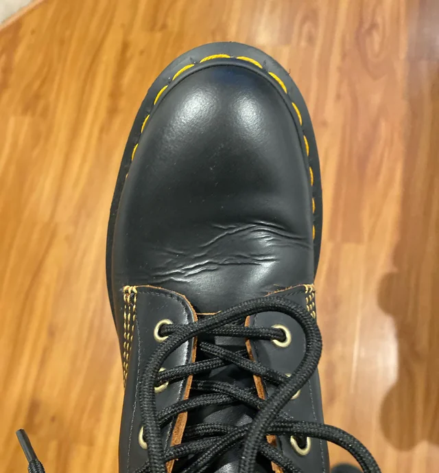 چرا بوت چرمی خط می‌افتد؟ علت و روش جلوگیری از چین افتادن روی چکمه