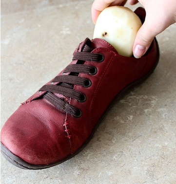 ۷ روش مؤثر و ایمن برای گشاد کردن کفش تنگ در خانه