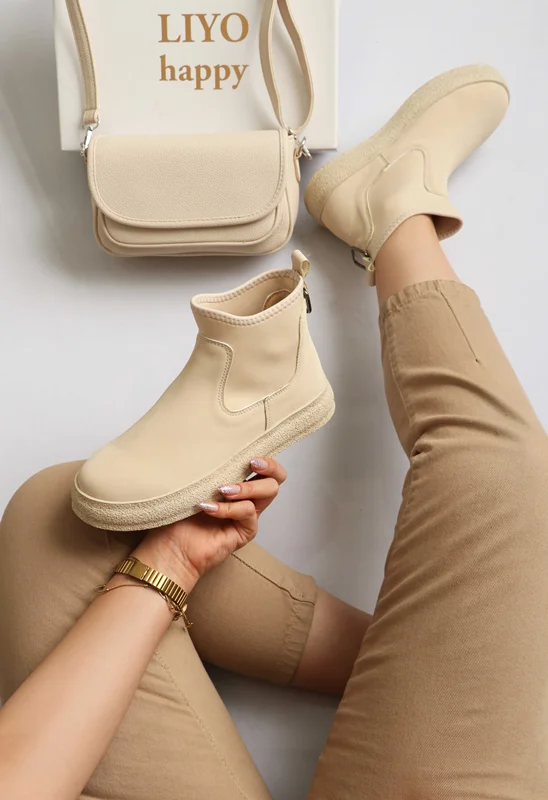 قیمت بوت ضد آب زنانه | خرید نیم بوت جورابی دخترانه | ست کیف و چکمه بارانی | مدل بوت جدید کرم رنگ | کفش بوت مشکی برای باران | بوت راحتی با زیپ پشت | نیم بوت نسکافه ای شیک | چکمه پلاستیکی مدرن | بوت استایل اسکاندیناوی | کفش مناسب هوای بارانی