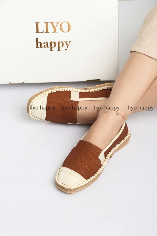 کالج زنانه کرم با جزئیات عسلی رنگ