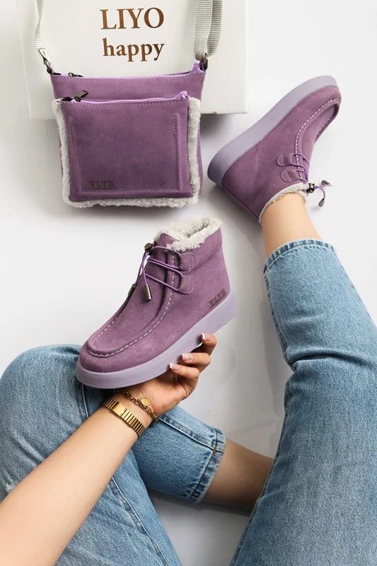 بوت مناسب استایل پاییزه و زمستانه | قیمت بوت زنانه بغل کش | خرید اینترنتی نیم بوت جدید | بوت مشکی برای ست کردن با همه چیز | بوت سبز دخترانه جدید | کفش با زیره تراکتوری